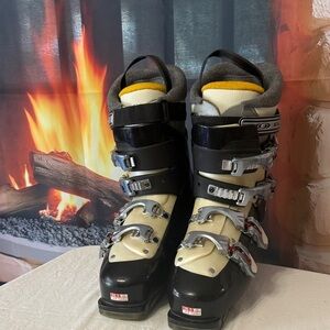 Salomon Black and White Women’s Ski Boots EXCELLENT CONDITION